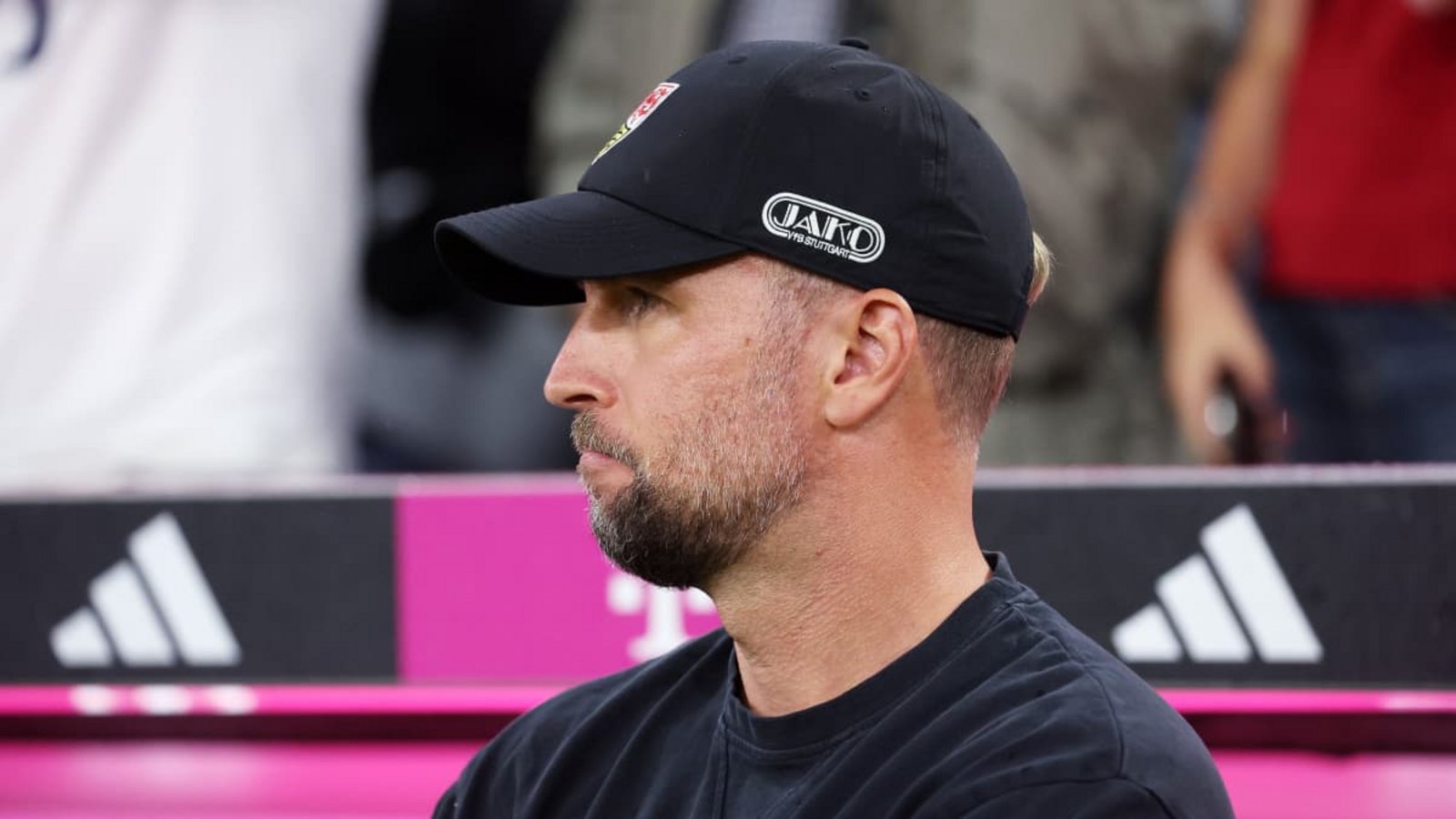 Der VfB-Trainer Sebastian Hoeneß blickt auf das Heimspiel gegen den 1. FC Köln und fordert nach aufregenden Tagen wieder Ruhe rund um die Mannschaft ein.Baumann Der VfB-Trainer Sebastian Hoeneß blickt auf das Heimspiel gegen den 1. FC Köln und fordert nach aufregenden Tagen wieder Ruhe rund um die Mannschaft ein.Baumann
