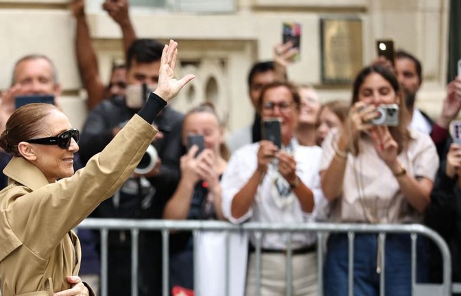 Die kanadische Sängerin Celine Dion bei ihrer Ankunft im Hotel Le Royal Monceau.<span class='image-autor'>AFP/dpa/Simon Wohlfahrt</span>