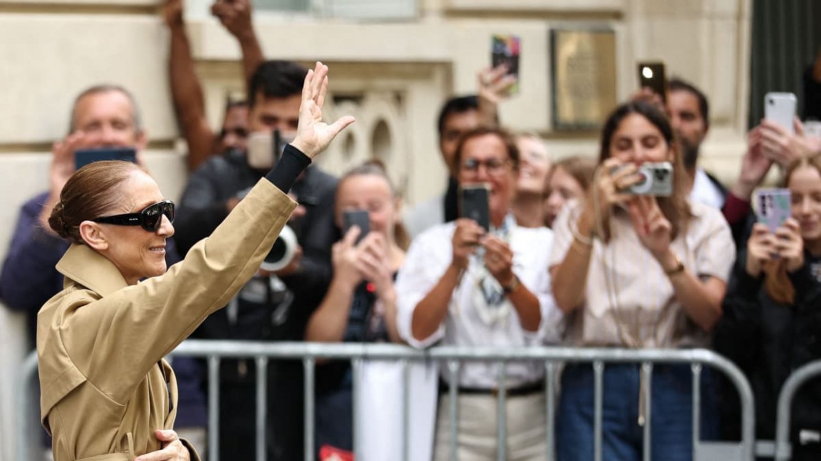 Die kanadische Sängerin Celine Dion bei ihrer Ankunft im Hotel Le Royal Monceau.AFP/dpa/Simon Wohlfahrt Die kanadische Sängerin Celine Dion bei ihrer Ankunft im Hotel Le Royal Monceau.AFP/dpa/Simon Wohlfahrt