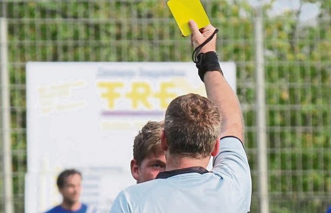 Die zweite Gelbe Karte zieht jetzt auch in den Amateurligen des Württembergischen Fußball-Verbands (WFV) eine Sperre von einem Spiel nach sich. Foto: Archiv/Küppers