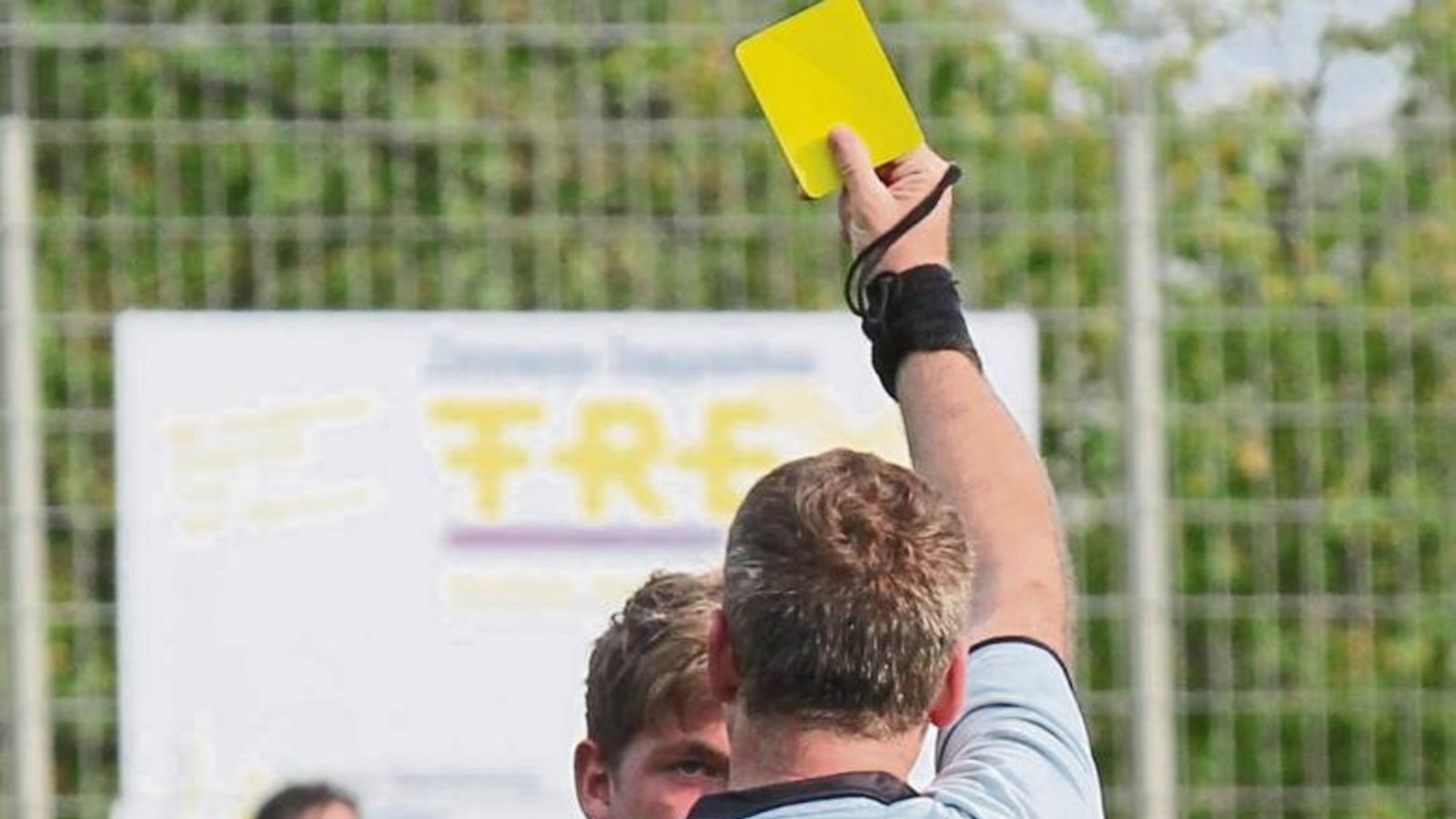 Die zweite Gelbe Karte zieht jetzt auch in den Amateurligen des Württembergischen Fußball-Verbands (WFV) eine Sperre von einem Spiel nach sich. Foto: Archiv/Küppers Die zweite Gelbe Karte zieht jetzt auch in den Amateurligen des Württembergischen Fußball-Verbands (WFV) eine Sperre von einem Spiel nach sich. Foto: Archiv/Küppers