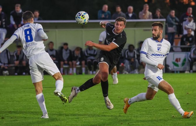 Tobias Gebbert (Mi.) erzielte die Führung für die SKV Rutesheim – doch am Ende stand das Team mit leeren Händen da.<span class='image-autor'>Julia Rahn</span>