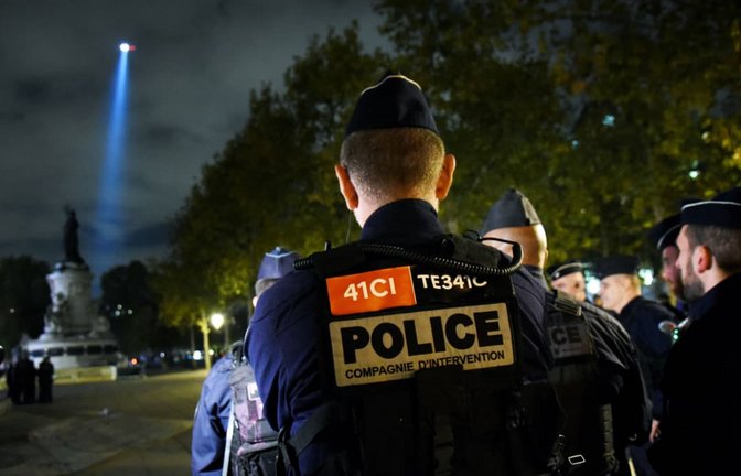 Ein Helikopter der Polizei überfliegt am 20. Oktober 2026 den Place de la Republique in Paris. Die Sicherheitskräfte rechnen an diesem Wochenende wieder mit schweren Unruhen und rüsten sich für die Proteste.<span class='image-autor'>Imago/Abacapress</span>