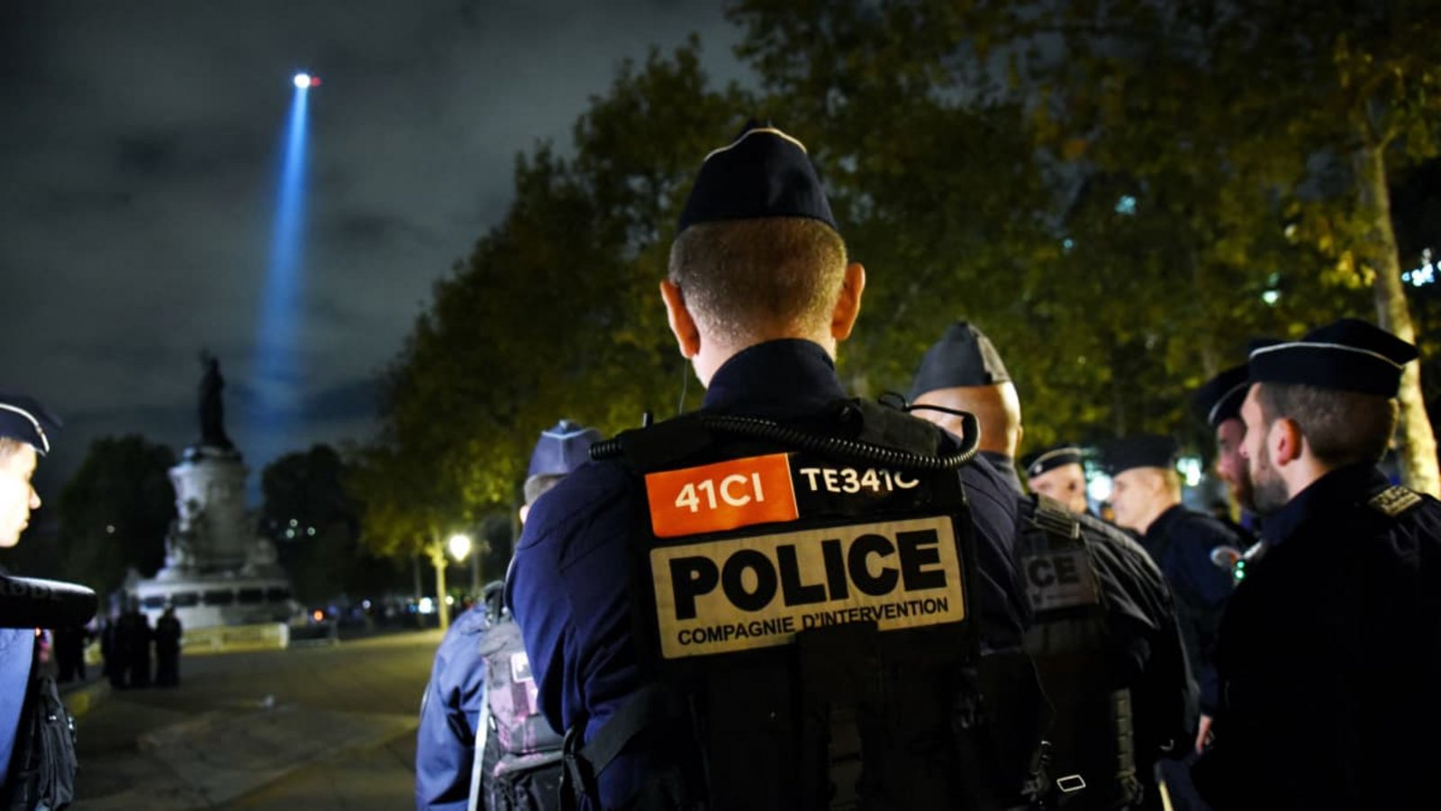 Ein Helikopter der Polizei überfliegt am 20. Oktober 2026 den Place de la Republique in Paris. Die Sicherheitskräfte rechnen an diesem Wochenende wieder mit schweren Unruhen und rüsten sich für die Proteste.Imago/Abacapress