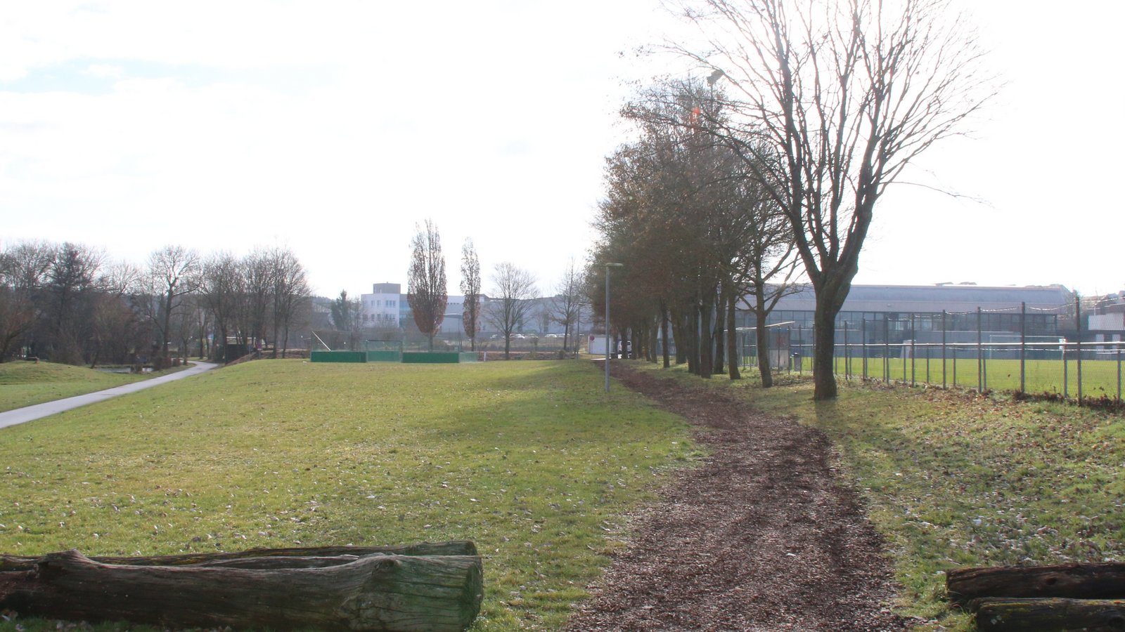 Zwischen Sportplatz und Radweg nach Horrheim entsteht die Pumptrack-Anlage in Sersheim. Foto: BögelFoto: Bögel Zwischen Sportplatz und Radweg nach Horrheim entsteht die Pumptrack-Anlage in Sersheim. Foto: BögelFoto: Bögel
