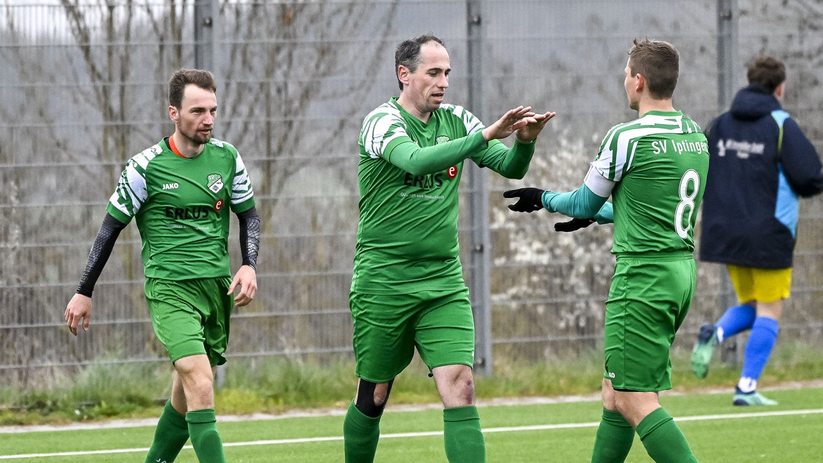 Benjamin Rapp (Mitte) vom SV Iptingen freut sich über einen seiner zwei Treffer. Foto: Leitner Benjamin Rapp (Mitte) vom SV Iptingen freut sich über einen seiner zwei Treffer. Foto: Leitner