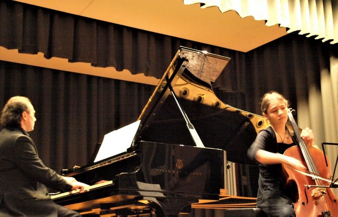 „Mühlacker Concerto“ hat im Uhlandbau die Saison 2022/23 eröffnet. Anna Meiparini am Violoncello und Pianist Boris Feiner begeistern ihr Publikum mit eine anspruchsvollem aund abwechslungsreichen Programm. <span class='image-autor'>Foto: Filitz</span>