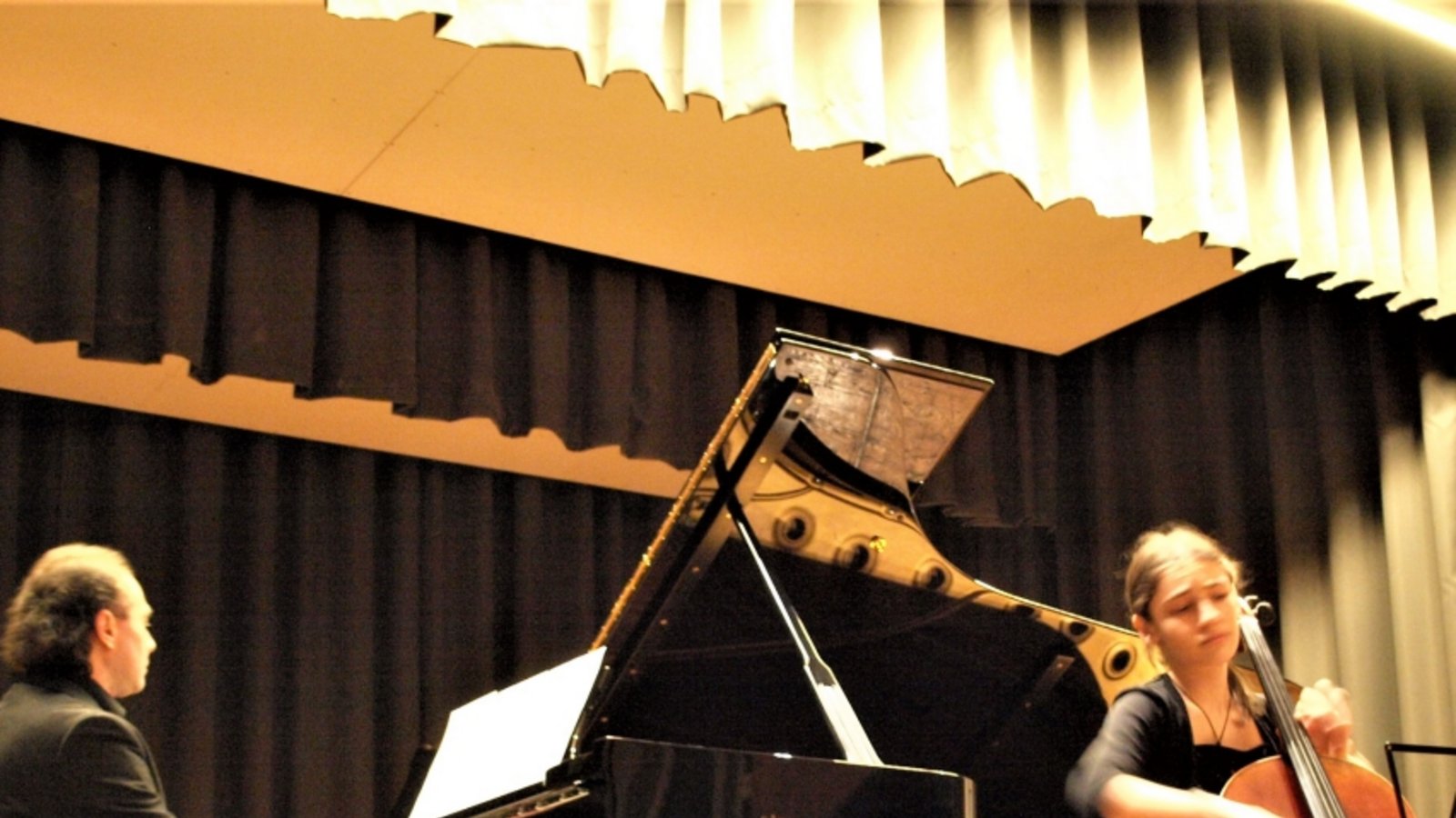 „Mühlacker Concerto“ hat im Uhlandbau die Saison 2022/23 eröffnet. Anna Meiparini am Violoncello und Pianist Boris Feiner begeistern ihr Publikum mit eine anspruchsvollem aund abwechslungsreichen Programm. Foto: Filitz