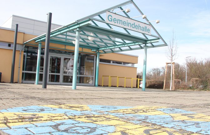 Äußerlich bleibt die Hochdorfer Gemeindehalle unverändert. Doch im Innern müssen Wasserleitungen und weitere Sanitärinstallationen dringend erneuert werden.  <span class='image-autor'>Foto: Banholzer</span>