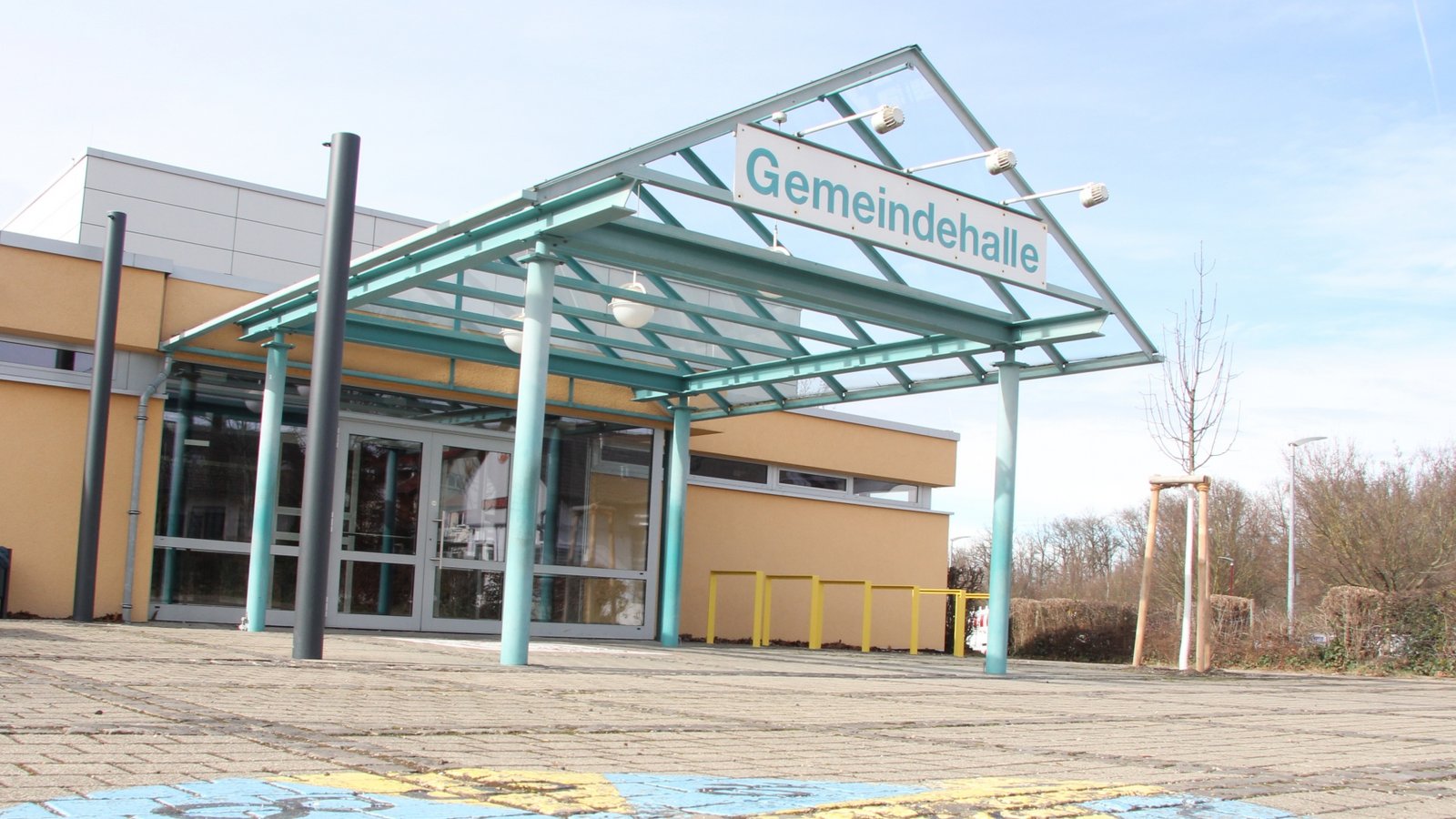 Äußerlich bleibt die Hochdorfer Gemeindehalle unverändert. Doch im Innern müssen Wasserleitungen und weitere Sanitärinstallationen dringend erneuert werden.  Foto: Banholzer
