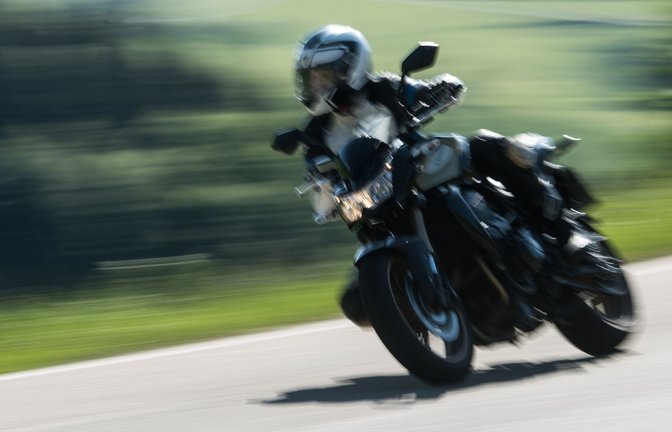 Der Motorradfahrer kam von der Fahrbahn ab. (Symbolbild)<span class='image-autor'>Foto: dpa/Patrick Seeger</span>