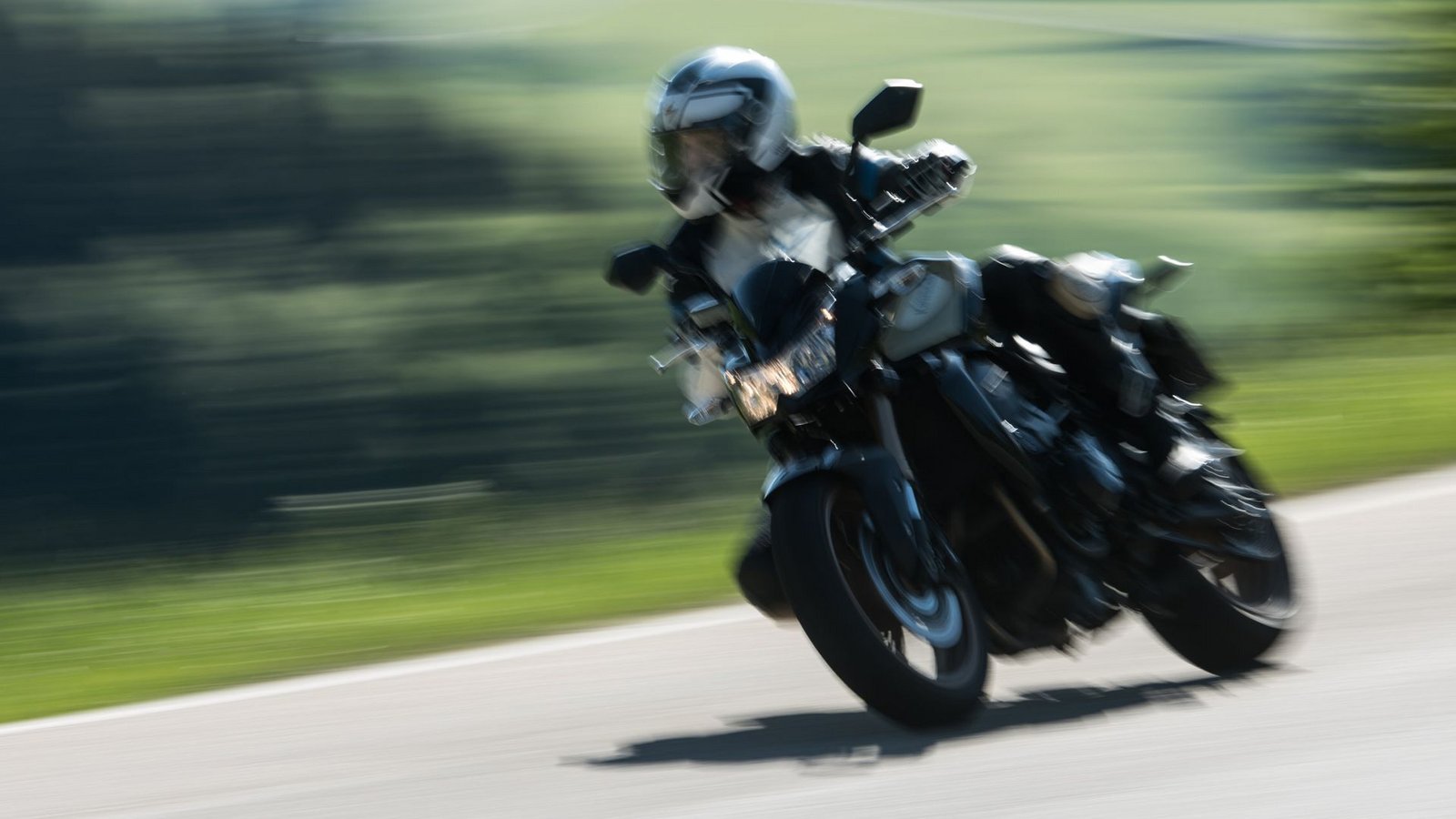 Der Motorradfahrer kam von der Fahrbahn ab. (Symbolbild)Foto: dpa/Patrick Seeger