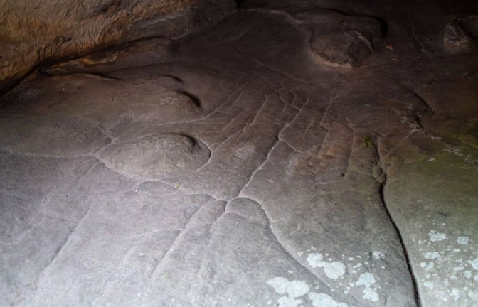 Diese dreidimensionale Miniatur-Landschaft am Boden des Felsunterstands Ségognole 3 bei Paris entstand vor 13.000 Jahren. Es ist die älteste 3D-Karte der Welt.<span class='image-autor'>Foto: © Dr Médard Thiry</span>