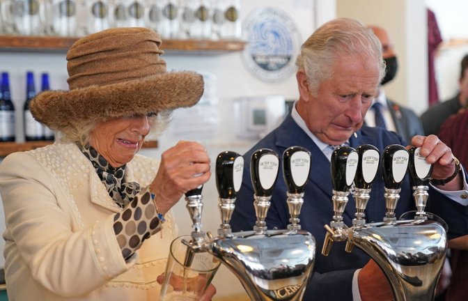 Prinz Charles und Herzogin Camilla in der Quidi Vidi Brauerei im kanadischen St. John's.<span class='image-autor'>Foto: Jacob King/PA Wire/dpa</span>