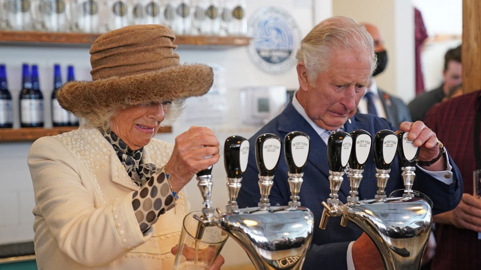 Prinz Charles und Herzogin Camilla in der Quidi Vidi Brauerei im kanadischen St. John's.Foto: Jacob King/PA Wire/dpa
