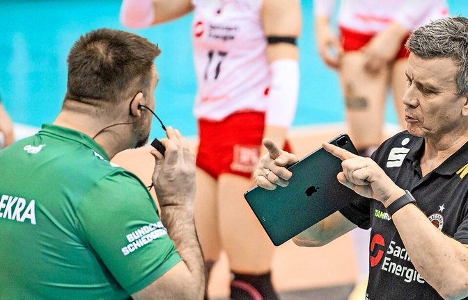 Alexander Waibl, Trainer der Volleyballerinnen des Dresdner SC, fordert den Videobeweis an. Künftig wird der Dekra-Schriftzug in der Frauen-Bundesliga nicht nur auf den Trikots der Schiedsrichter zu sehen sein.<span class='image-autor'>Foto: IMAGO/Eibner</span>