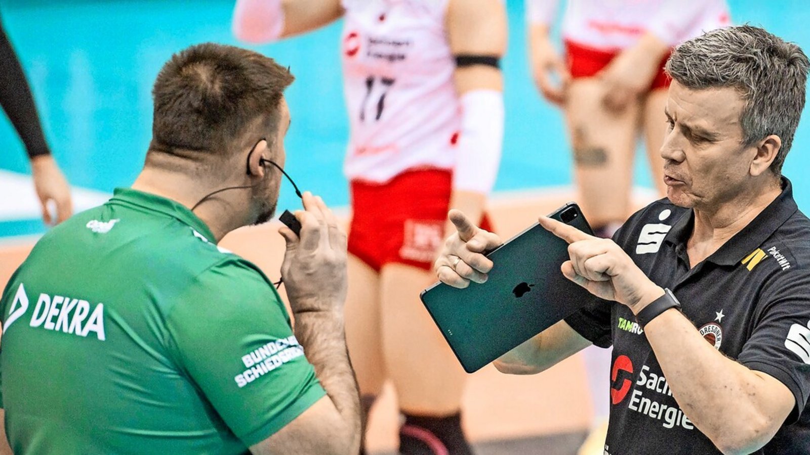 Alexander Waibl, Trainer der Volleyballerinnen des Dresdner SC, fordert den Videobeweis an. Künftig wird der Dekra-Schriftzug in der Frauen-Bundesliga nicht nur auf den Trikots der Schiedsrichter zu sehen sein.Foto: IMAGO/Eibner Alexander Waibl, Trainer der Volleyballerinnen des Dresdner SC, fordert den Videobeweis an. Künftig wird der Dekra-Schriftzug in der Frauen-Bundesliga nicht nur auf den Trikots der Schiedsrichter zu sehen sein.Foto: IMAGO/Eibner