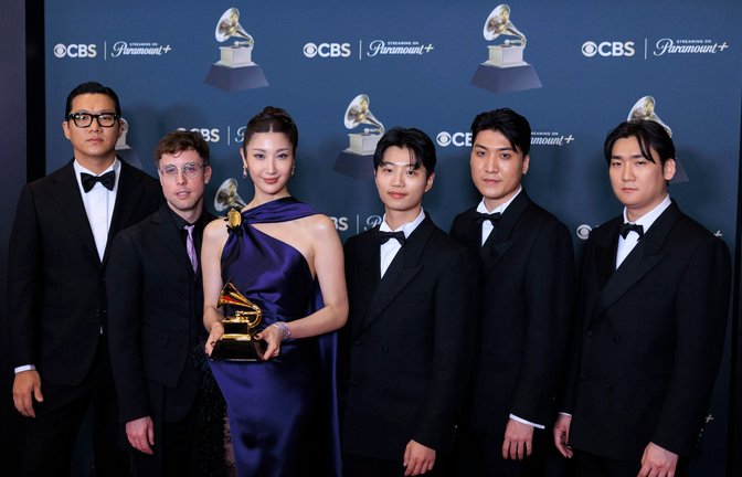 Jeong Hoon Seo, Mark Sonnenblick, EJAE, Yu Han Lee, Park Hong Jun and Hee Dong Nam (v.l.n.r.) nehmen den Grammy für "Golden" entgegen.<span class='image-autor'>Foto: IMAGO / ZUMA Press Wire</span>