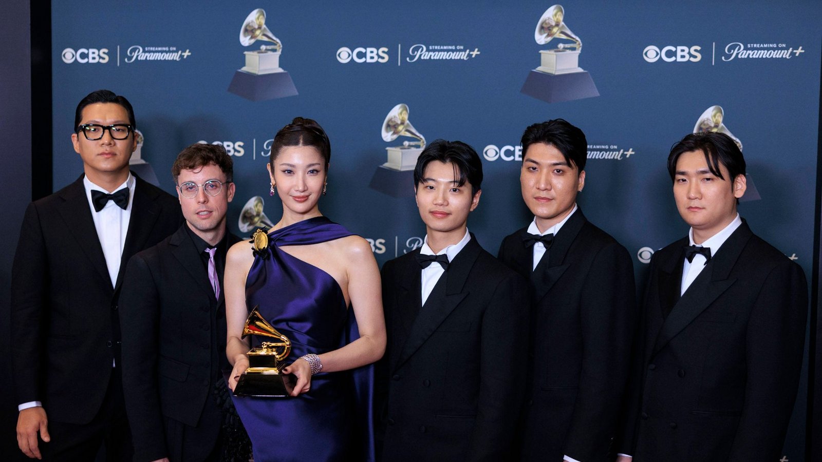 Jeong Hoon Seo, Mark Sonnenblick, EJAE, Yu Han Lee, Park Hong Jun and Hee Dong Nam (v.l.n.r.) nehmen den Grammy für "Golden" entgegen.Foto: IMAGO / ZUMA Press Wire Jeong Hoon Seo, Mark Sonnenblick, EJAE, Yu Han Lee, Park Hong Jun and Hee Dong Nam (v.l.n.r.) nehmen den Grammy für "Golden" entgegen.Foto: IMAGO / ZUMA Press Wire