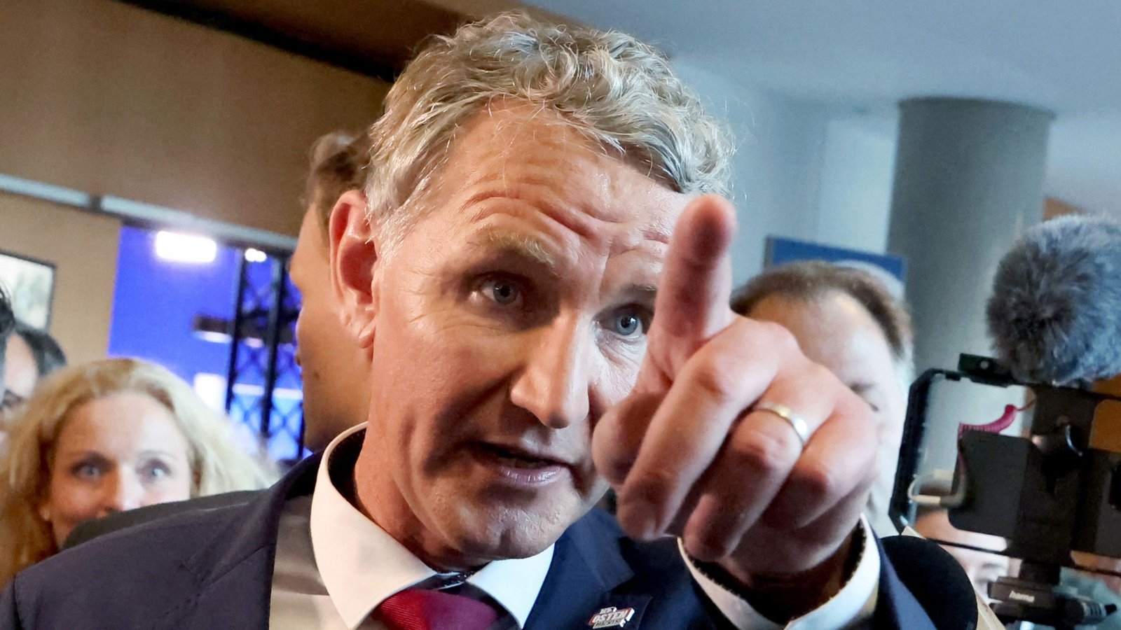 Björn Höcke (AfD), Partei- und Fraktionsvorsitzender der AfD in Thüringen, muss wegen NS-Parolen eine Geldstrafe zahlen (Archivfoto).Foto: dpa/Bodo Schackow Björn Höcke (AfD), Partei- und Fraktionsvorsitzender der AfD in Thüringen, muss wegen NS-Parolen eine Geldstrafe zahlen (Archivfoto).Foto: dpa/Bodo Schackow