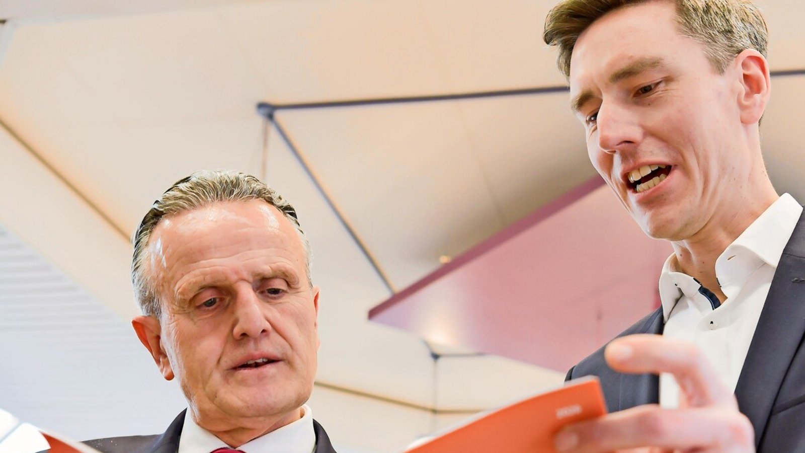 Der Leiter des Statistischen Amts, Matthias Fatke (rechts) erläutert OB Frank Nopper Details zur Wahl. Bei hoher Wahlbeteiligung erzielte Muhterem Aras ein sehr gutesFoto: Lg/Kovalenko