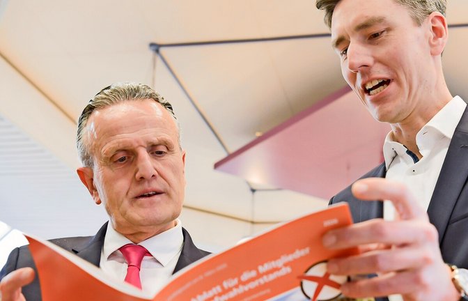 Der Leiter des Statistischen Amts, Matthias Fatke (rechts) erläutert OB Frank Nopper Details zur Wahl. Bei hoher Wahlbeteiligung erzielte Muhterem Aras ein sehr gutes<span class='image-autor'>Foto: Lg/Kovalenko</span>