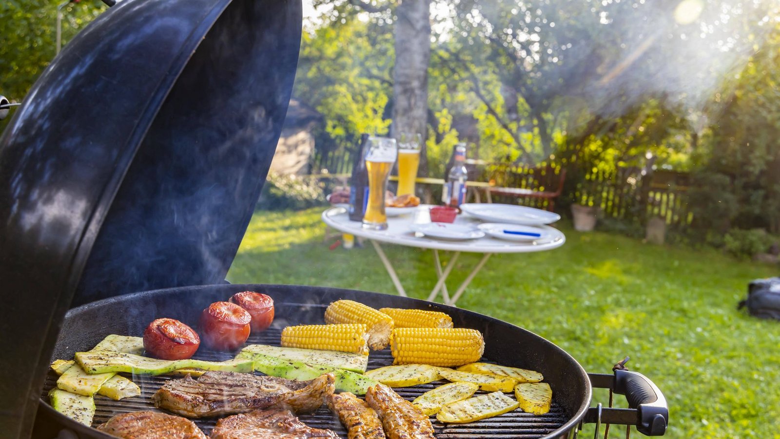 Sobald die Sonne scheint, wird besonders gerne gegrillt.Foto: IMAGO/imagebroker/IMAGO/imageBROKER/Arnulf Hettrich Sobald die Sonne scheint, wird besonders gerne gegrillt.Foto: IMAGO/imagebroker/IMAGO/imageBROKER/Arnulf Hettrich