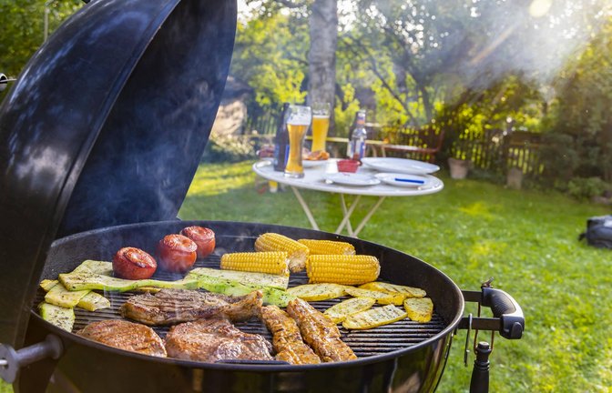 Sobald die Sonne scheint, wird besonders gerne gegrillt.<span class='image-autor'>Foto: IMAGO/imagebroker/IMAGO/imageBROKER/Arnulf Hettrich</span>