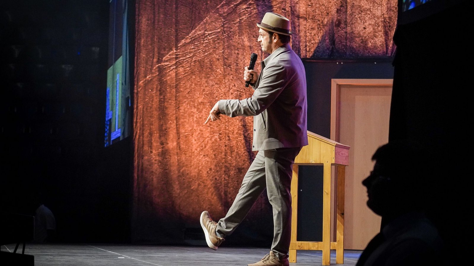 Die Bühne ist seine Welt – schaut man Kaya Yanar beim Performen zu, wird schnell deutlich, wie wohl er sich dabei fühlt.Foto: Ferdinando Iannone Die Bühne ist seine Welt – schaut man Kaya Yanar beim Performen zu, wird schnell deutlich, wie wohl er sich dabei fühlt.Foto: Ferdinando Iannone