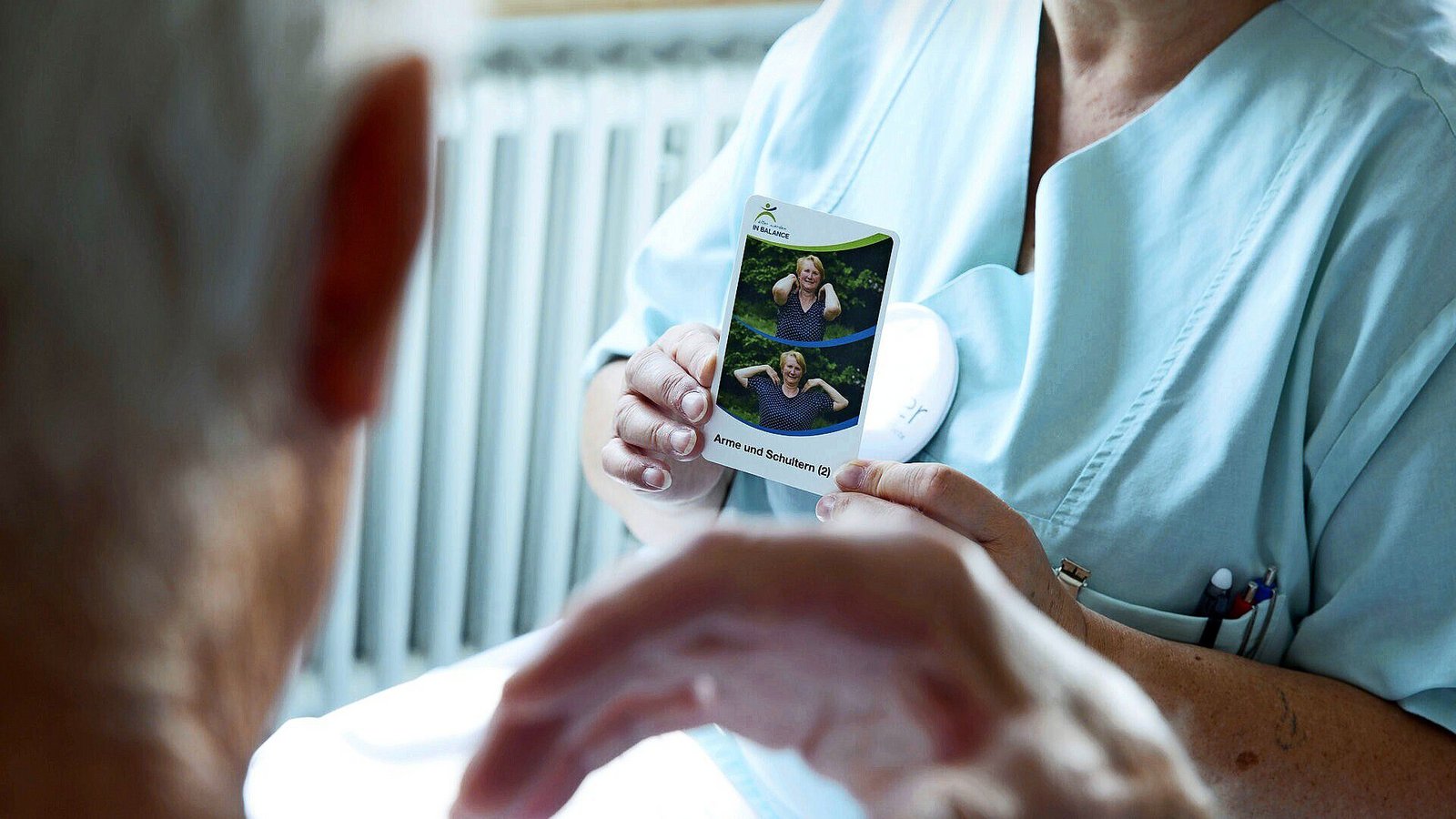 Zu dem Präventionsprogramm gehört es auch, ältere Patienten mit kleinen Übungen zu mehr Bewegung zu motivieren.Foto: Klinikum Stuttgar Zu dem Präventionsprogramm gehört es auch, ältere Patienten mit kleinen Übungen zu mehr Bewegung zu motivieren.Foto: Klinikum Stuttgar