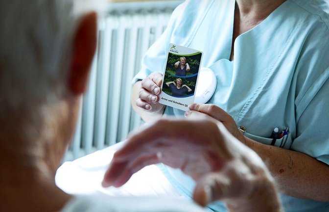 Zu dem Präventionsprogramm gehört es auch, ältere Patienten mit kleinen Übungen zu mehr Bewegung zu motivieren.<span class='image-autor'>Foto: Klinikum Stuttgar</span>