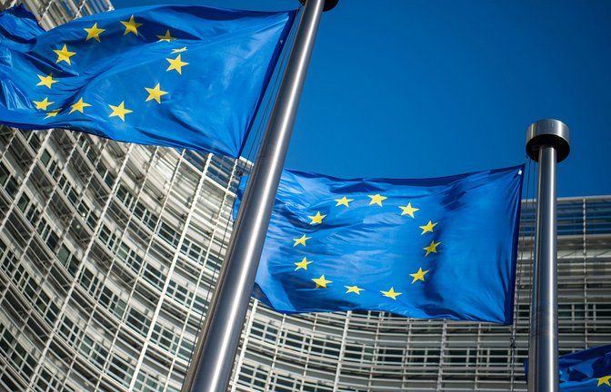 Flaggen der Europäischen Union wehen vor dem Sitz der Europäischen Kommission in Brüssel.<span class='image-autor'>Foto: Arne Immanuel Bänsch/dpa</span>
