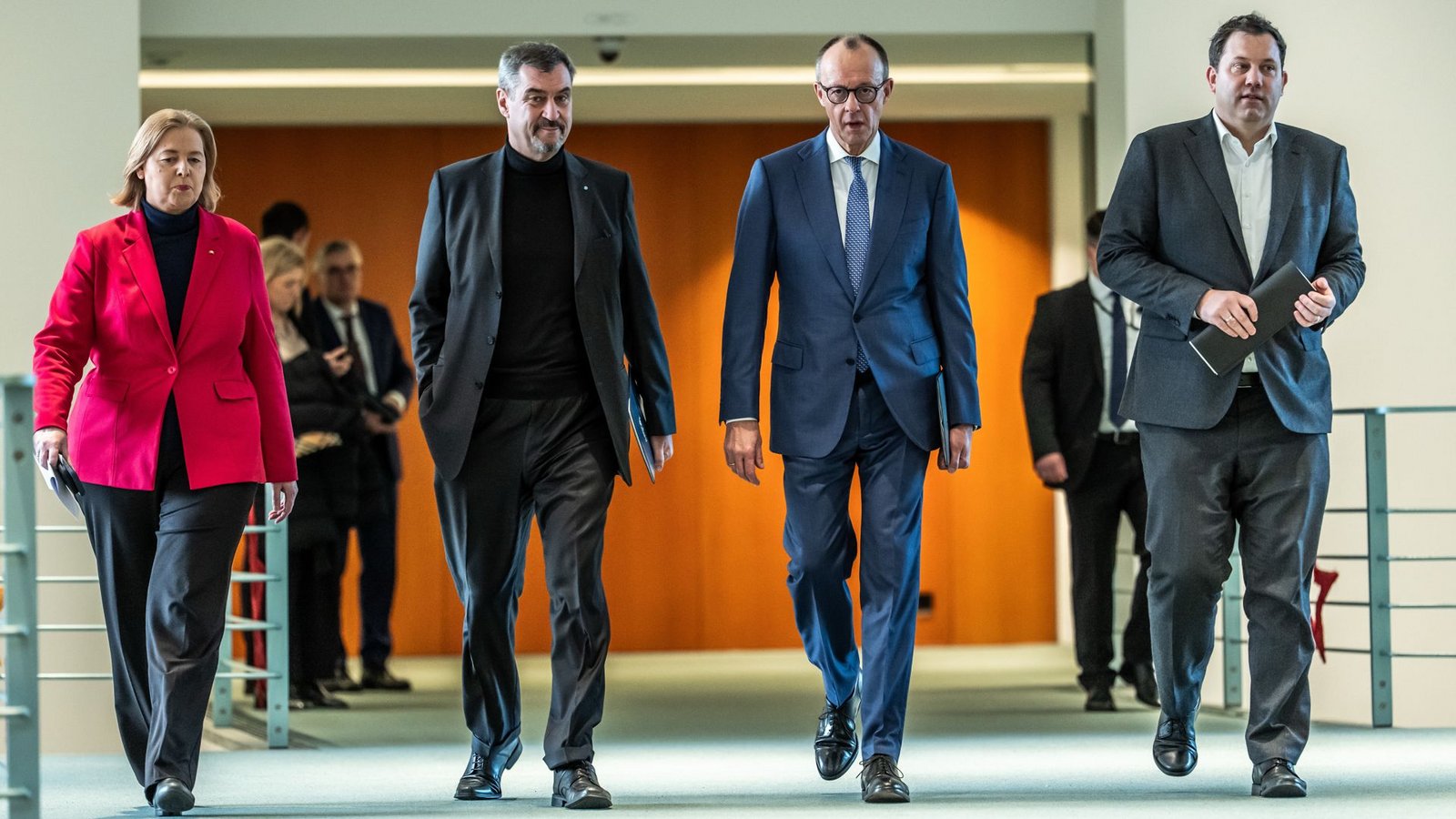 In den Händen dieses politischen Quartetts liegt die Zukunft der bundesdeutschen Demokratie: Bundeskanzler Friedrich Merz (2. v.re., CDU), Lars Klingbeil (re., SPD), Bundesminister der Finanzen, Bärbel Bas (SPD), Bundesministerin für Arbeit und Soziales, und Markus Söder (CSU), Ministerpräsident von Bayern und CSU-Vorsitzender.Foto: Michael Kappeler/dpa In den Händen dieses politischen Quartetts liegt die Zukunft der bundesdeutschen Demokratie: Bundeskanzler Friedrich Merz (2. v.re., CDU), Lars Klingbeil (re., SPD), Bundesminister der Finanzen, Bärbel Bas (SPD), Bundesministerin für Arbeit und Soziales, und Markus Söder (CSU), Ministerpräsident von Bayern und CSU-Vorsitzender.Foto: Michael Kappeler/dpa