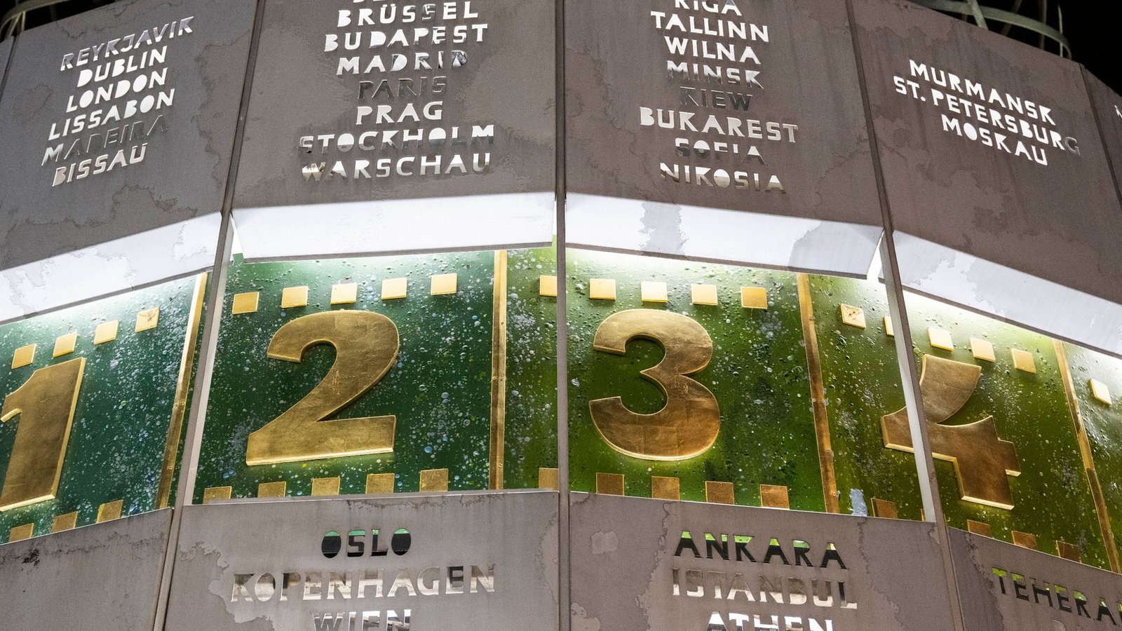 Die Weltzeituhr am Alexanderplatz zeigt die Uhrzeiten von Städten auf der Welt an. Zum Beginn der Sommerzeit werden die Uhren vorgestellt.Foto: Christophe Gateau/dpa