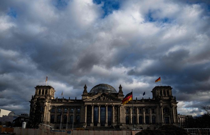 Reichstagsgebäude in Berlin: Im neu gewählten Parlament beträgt der Anteil der Abgeordneten mit Migrationsgeschichte 11,6 Prozent.<span class='image-autor'>Foto: AFP/JOHN MACDOUGALL</span>