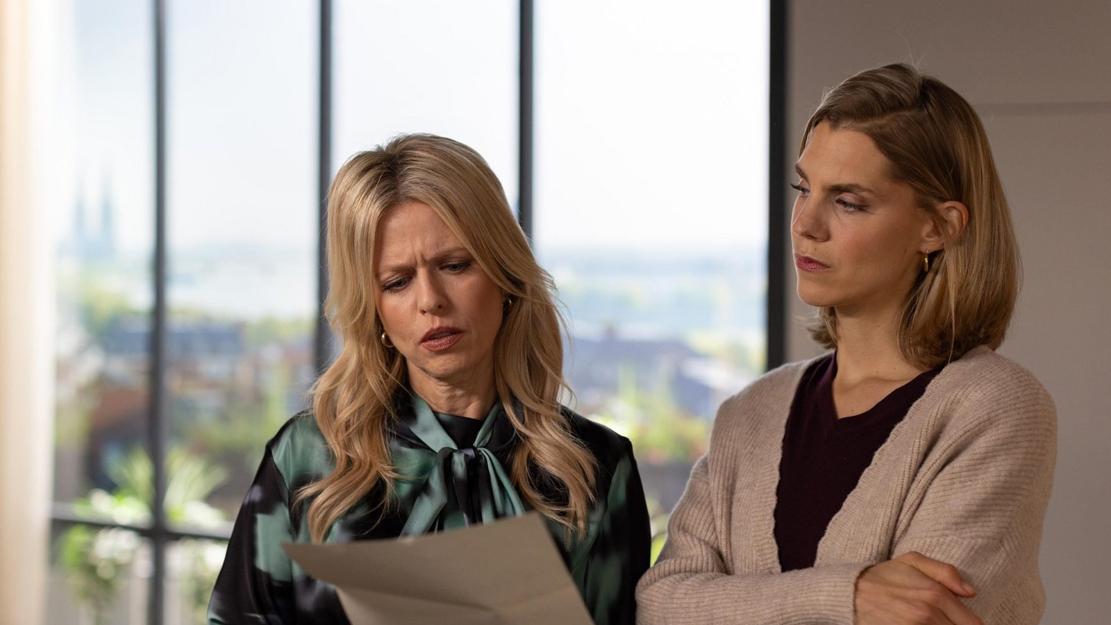 Stella (Bettine Langehein, r.) und Patrizia (Miriam Lahnstein) geraten wegen einer weiteren Lösegeldforderung erneut aneinander.Foto: RTL / Dennis-Alexander Hundt Stella (Bettine Langehein, r.) und Patrizia (Miriam Lahnstein) geraten wegen einer weiteren Lösegeldforderung erneut aneinander.Foto: RTL / Dennis-Alexander Hundt