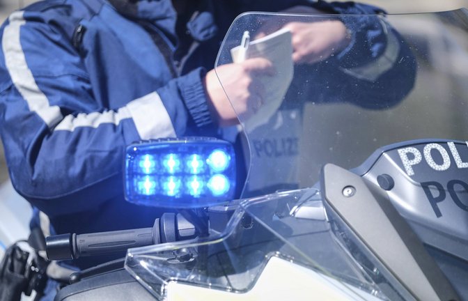 Manche Verkehrsregeln ahndet die Polizei „nur“ mit einem Verwarnungsgeld. Wer sie kennt, schont den Geldbeutel.  (Symbolbild)<span class='image-autor'>Foto: images / Hauke Hass/HAUKE HASS</span>