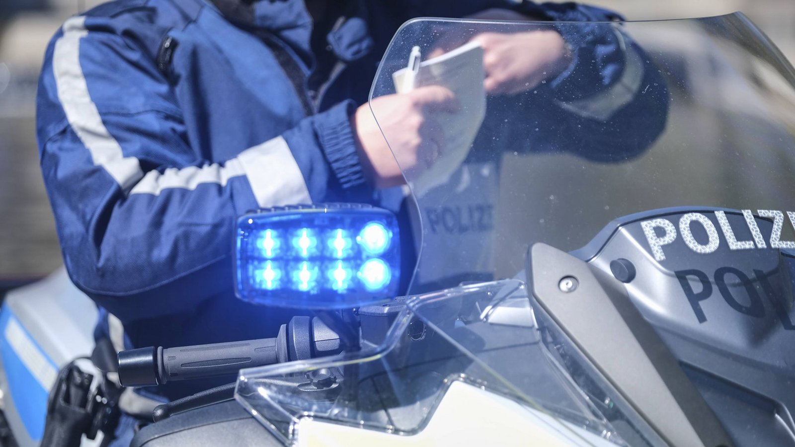 Manche Verkehrsregeln ahndet die Polizei „nur“ mit einem Verwarnungsgeld. Wer sie kennt, schont den Geldbeutel. (Symbolbild)Foto: images / Hauke Hass/HAUKE HASS Manche Verkehrsregeln ahndet die Polizei „nur“ mit einem Verwarnungsgeld. Wer sie kennt, schont den Geldbeutel. (Symbolbild)Foto: images / Hauke Hass/HAUKE HASS