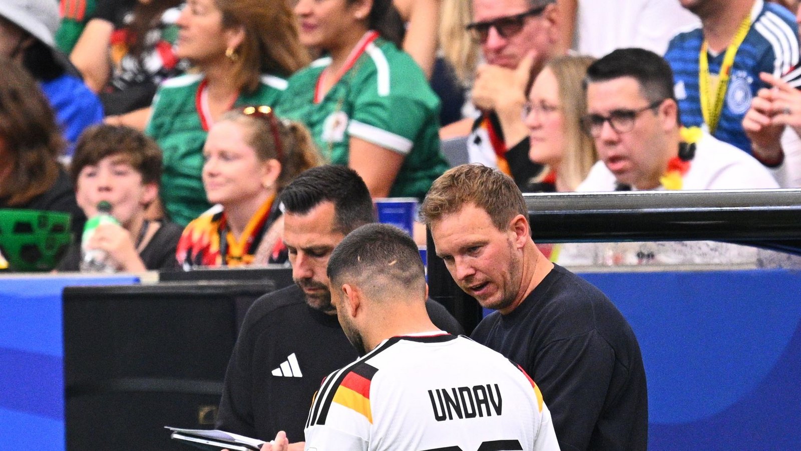 Der Trainer und sein Edeljoker: Letzte Anweisungen von Julian Nagelsmann an Deniz Undav beim ersten WM-Spiel. (Archivbild)Foto: Tom Weller/dpa Der Trainer und sein Edeljoker: Letzte Anweisungen von Julian Nagelsmann an Deniz Undav beim ersten WM-Spiel. (Archivbild)Foto: Tom Weller/dpa
