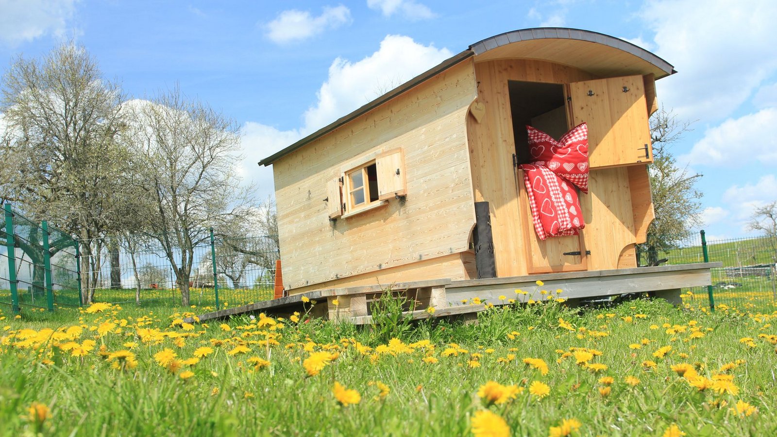 Ungewöhnliche Ferien in Baden-Württemberg. Im Bild ein Schäferwagen des Ferienhofs Hirschfeld.Foto: Ferienhof Hirschfeld Ungewöhnliche Ferien in Baden-Württemberg. Im Bild ein Schäferwagen des Ferienhofs Hirschfeld.Foto: Ferienhof Hirschfeld