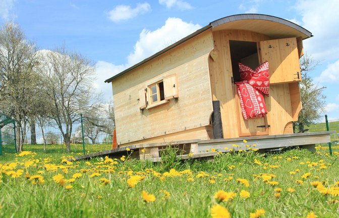 Ungewöhnliche Ferien in Baden-Württemberg. Im Bild ein Schäferwagen des Ferienhofs Hirschfeld.<span class='image-autor'>Foto: Ferienhof Hirschfeld</span>