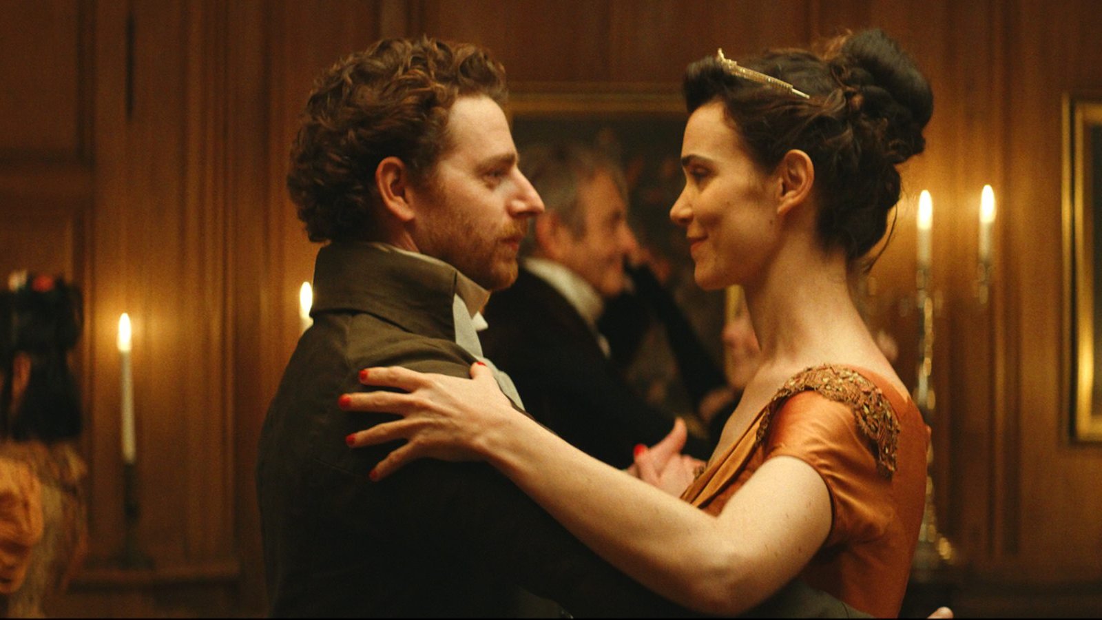 Komplexe Choreographie: Agathes (Camille Rutherford) spontane Verliebtheit in ihren besten Freund Félix (Pablo Pauly) gedeiht in bedächtigen Schrittfolgen.Foto: Splendid Film