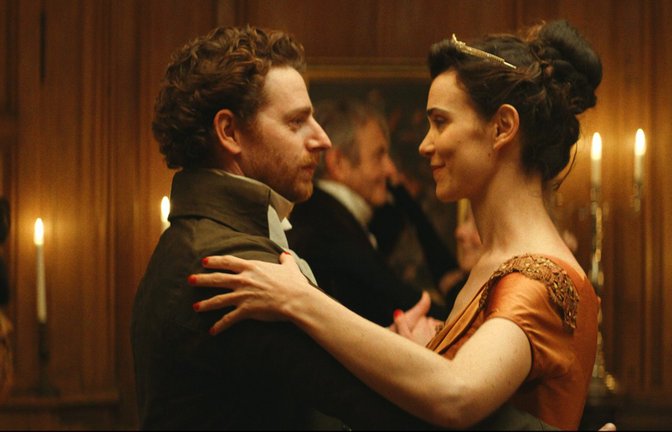 Komplexe Choreographie: Agathes (Camille Rutherford) spontane Verliebtheit in ihren besten Freund Félix (Pablo Pauly) gedeiht in bedächtigen Schrittfolgen.<span class='image-autor'>Foto: Splendid Film</span>