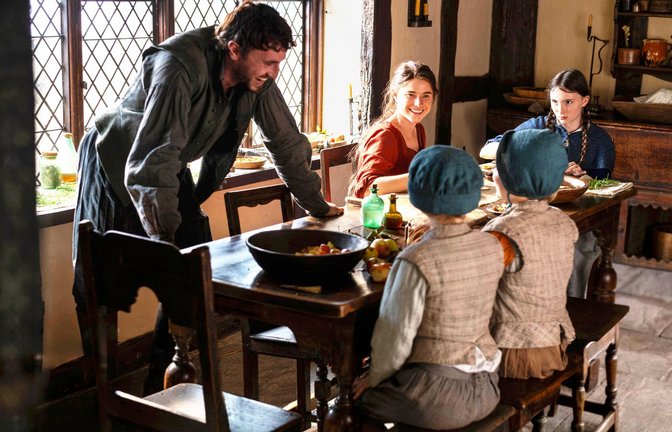 Scheinbar heile Familienwelt am Tische Shakespeare: William (Paul Mescal) und Agnes (Jessie Buckley) mit ihren drei Kindern<span class='image-autor'>Foto: imago/Cinema Publishers Collection</span>