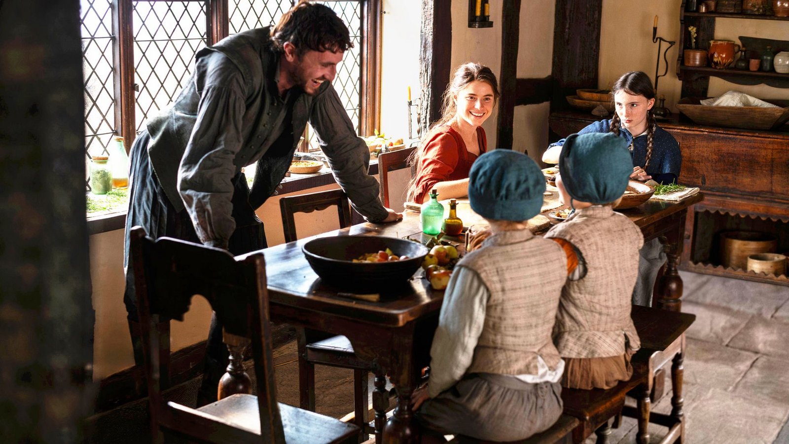 Scheinbar heile Familienwelt am Tische Shakespeare: William (Paul Mescal) und Agnes (Jessie Buckley) mit ihren drei KindernFoto: imago/Cinema Publishers Collection