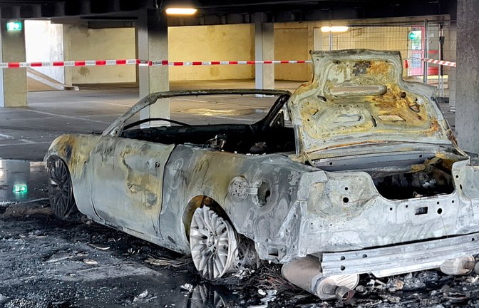 Feuer im Parkhaus P 7: Das Ford Mustang Cabrio ist wohl nicht mehr zu retten.<span class='image-autor'>Foto: Steegmüller</span>