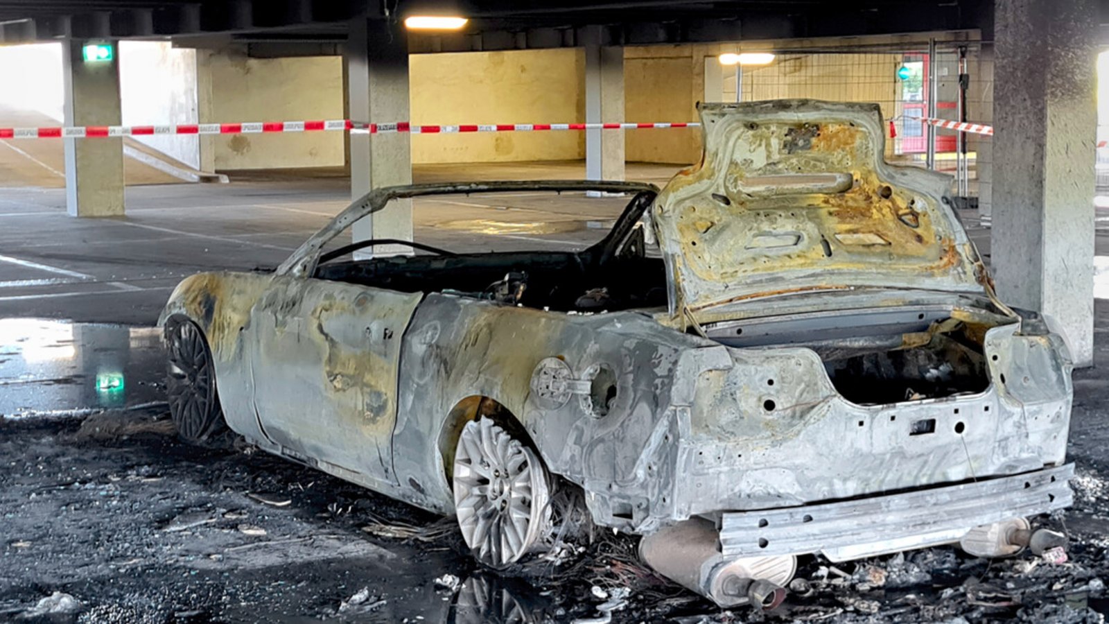 Feuer im Parkhaus P 7: Das Ford Mustang Cabrio ist wohl nicht mehr zu retten.Foto: Steegmüller Feuer im Parkhaus P 7: Das Ford Mustang Cabrio ist wohl nicht mehr zu retten.Foto: Steegmüller