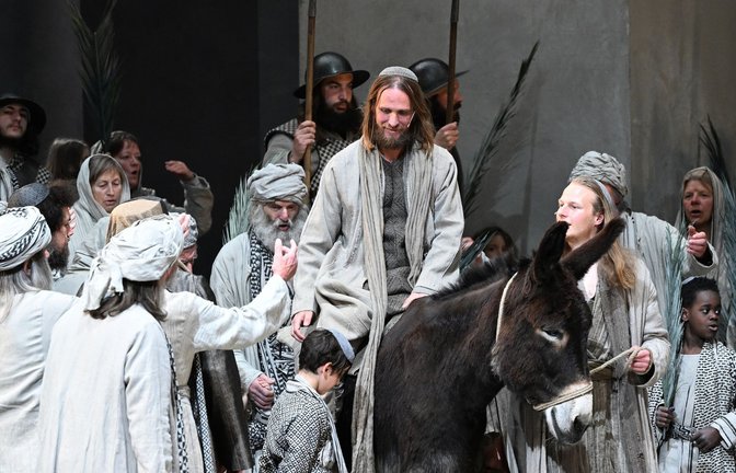 Der Jesusdarsteller Frederik Mayet auf einem Esel bei der Fotoprobe zu den 42. Oberammergauer Passionsspielen.<span class='image-autor'>Foto: Angelika Warmuth/dpa</span>