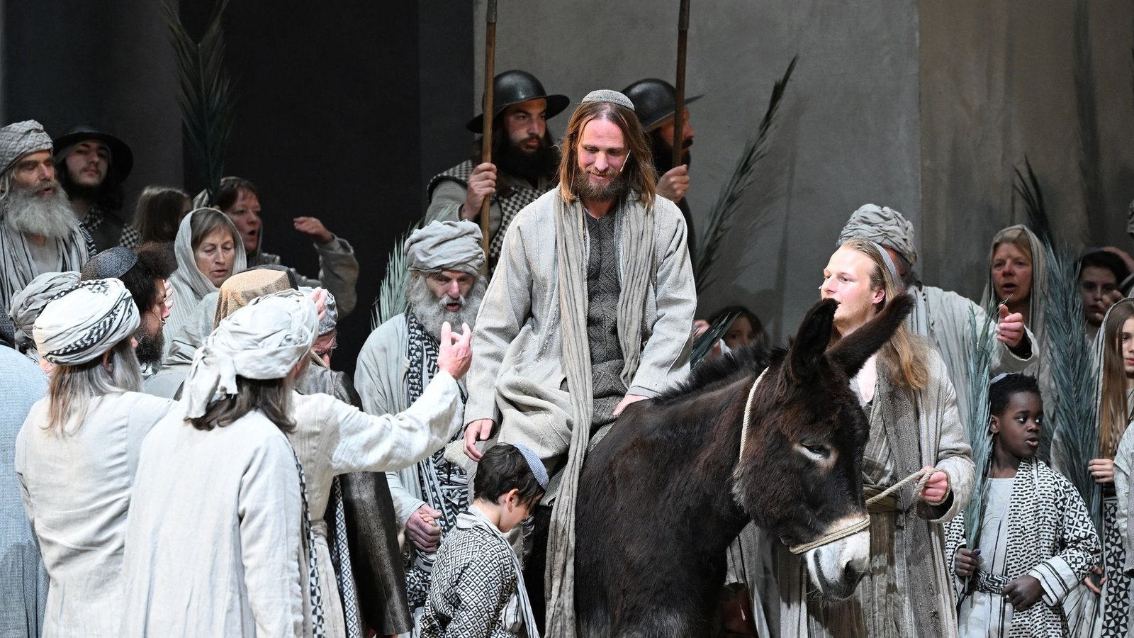 Der Jesusdarsteller Frederik Mayet auf einem Esel bei der Fotoprobe zu den 42. Oberammergauer Passionsspielen.Foto: Angelika Warmuth/dpa