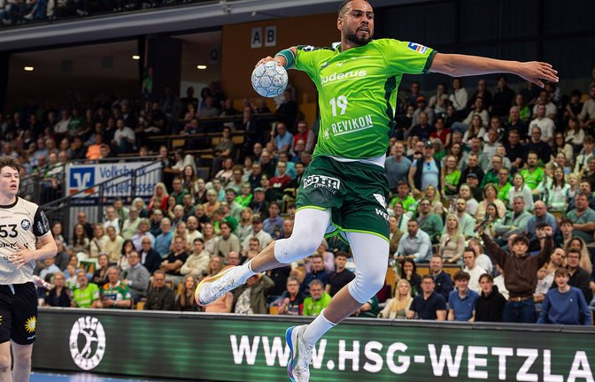Beweglicher Rückraum-Shooter: Philipp Ahouansou im Dress der HSG Wetzlar.<span class='image-autor'>Foto: IMAGO/Oliver Vogler/IMAGO/Oliver Vogler</span>